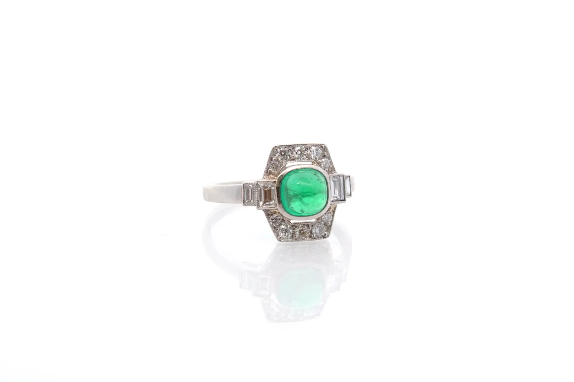 Bottazzi Blondeel Bague art déco émeraude cabochon de Colombie non traitée et diamants Sale