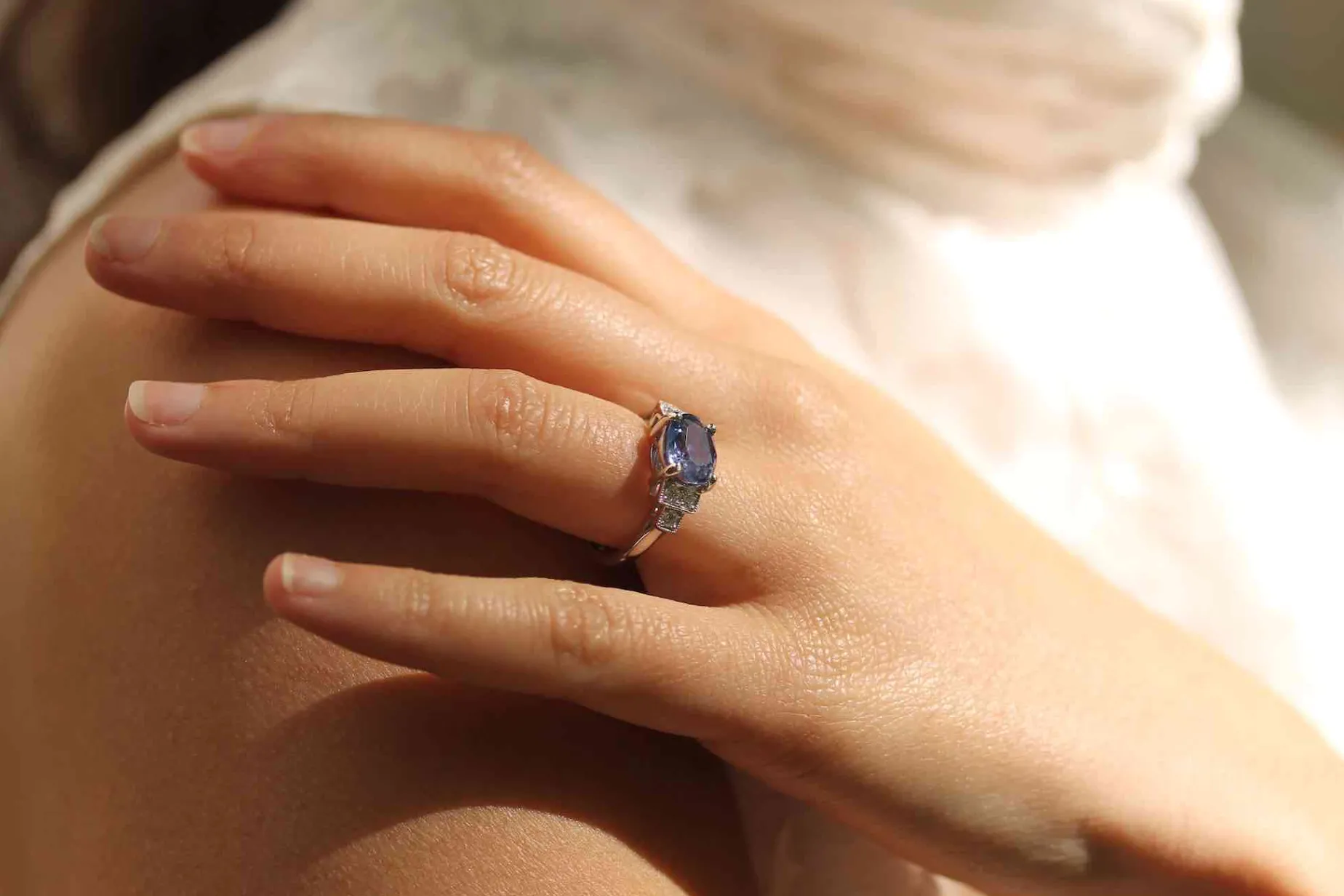 Bottazzi Blondeel Bague saphir de Ceylan à escaliers diamants en or blanc 18k Hot