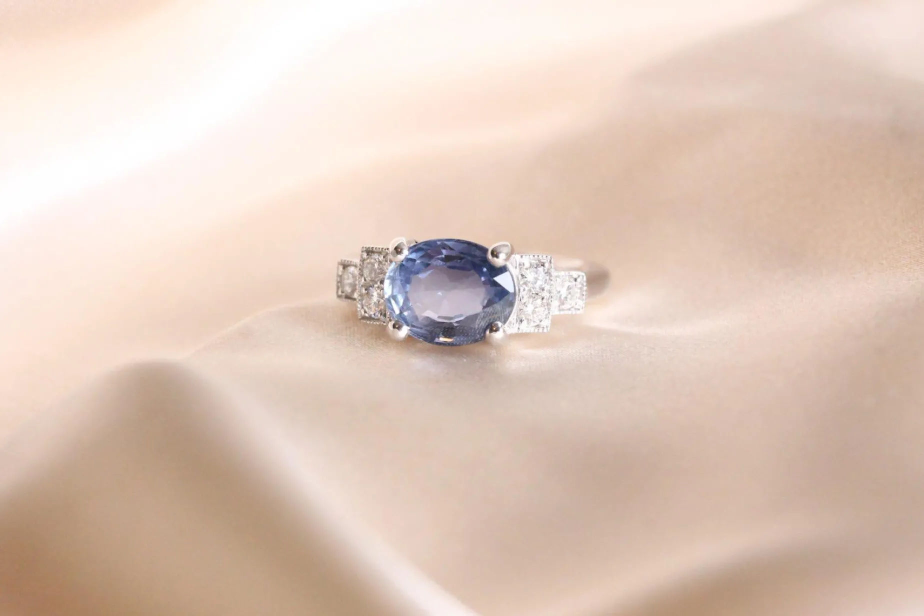 Bottazzi Blondeel Bague saphir de Ceylan à escaliers diamants en or blanc 18k Hot