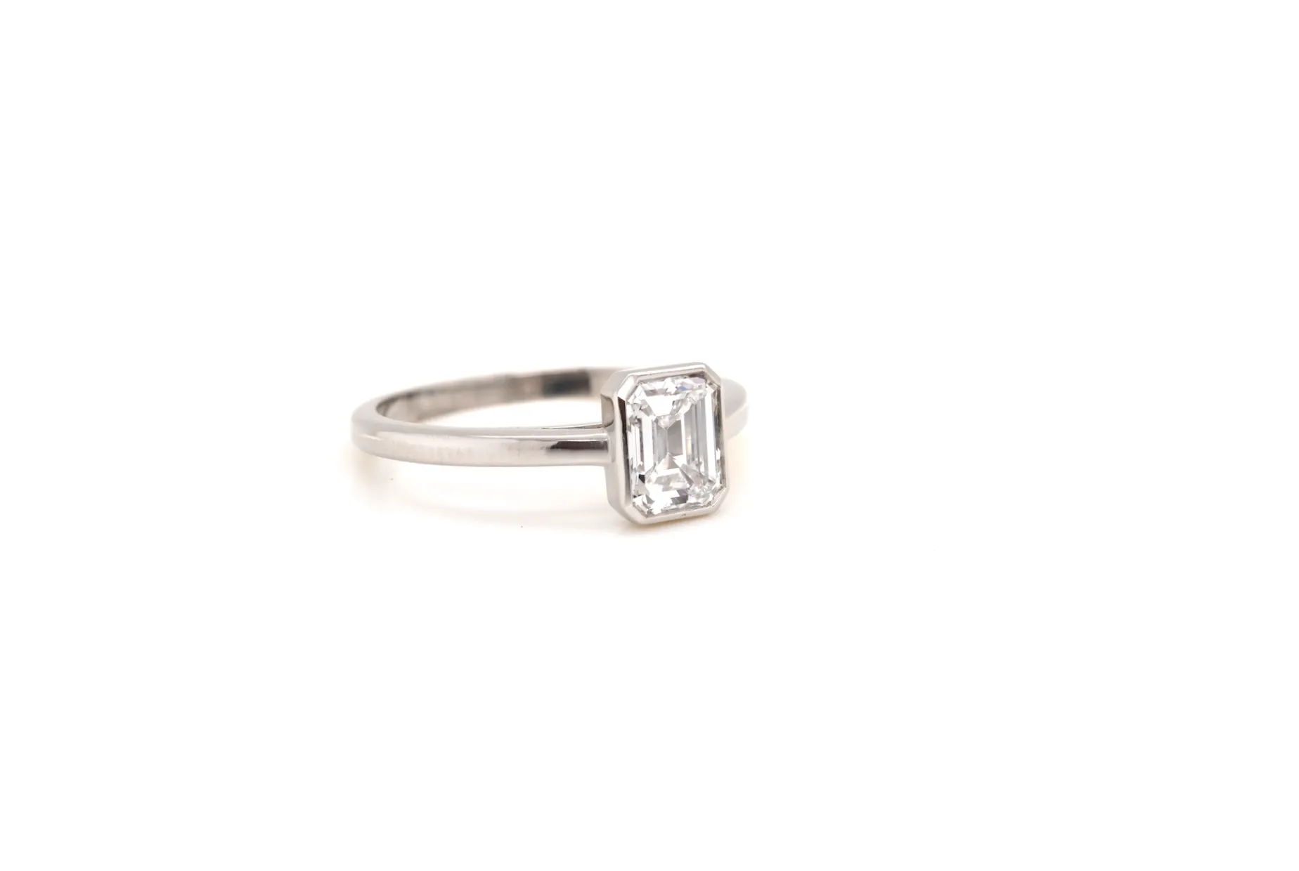 Bottazzi Blondeel Bague solitaire diamant de taille émeraude en platine New