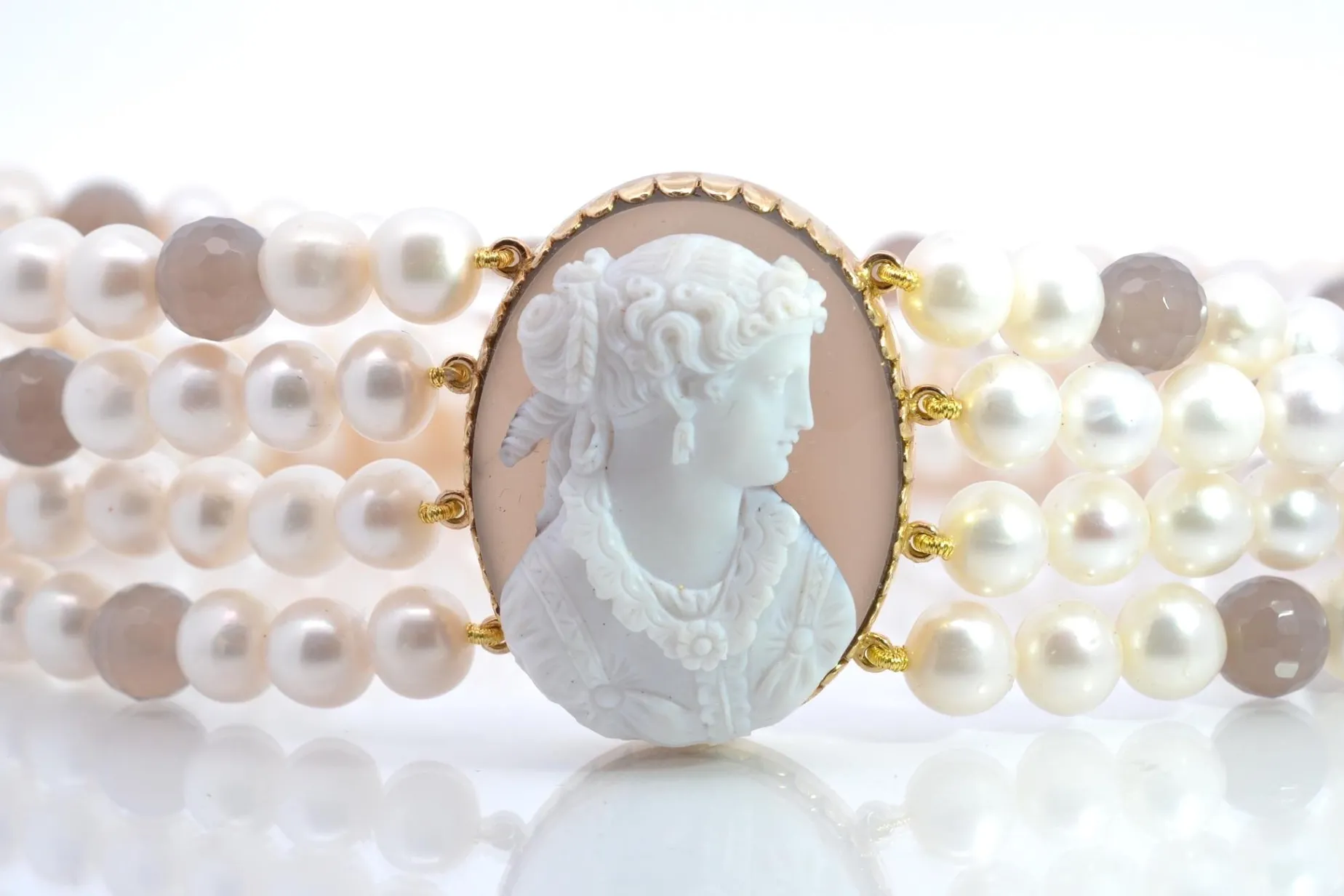 Bottazzi Blondeel Collier camée agate et perles d’eau douce en or Clearance