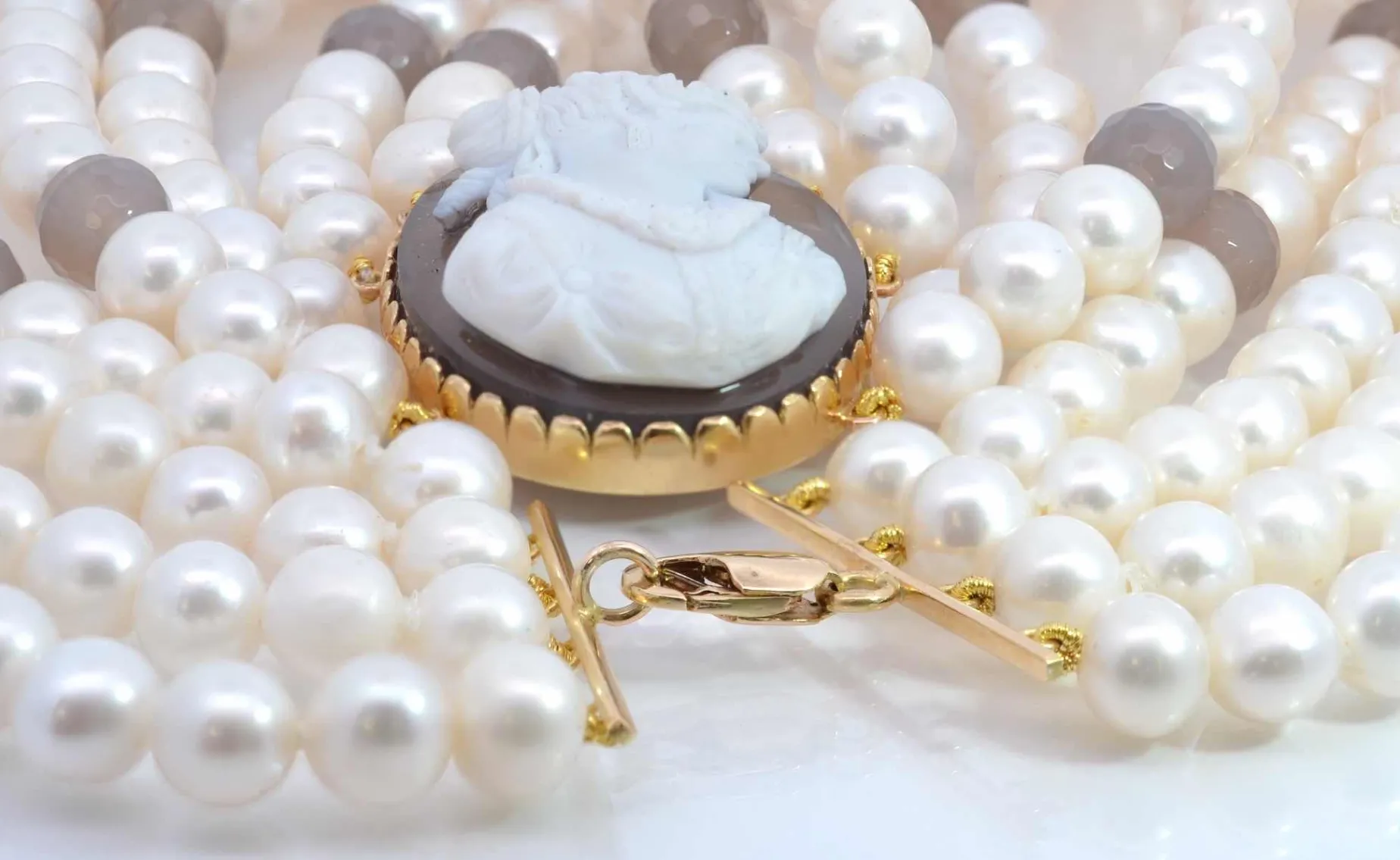 Bottazzi Blondeel Collier camée agate et perles d’eau douce en or Clearance