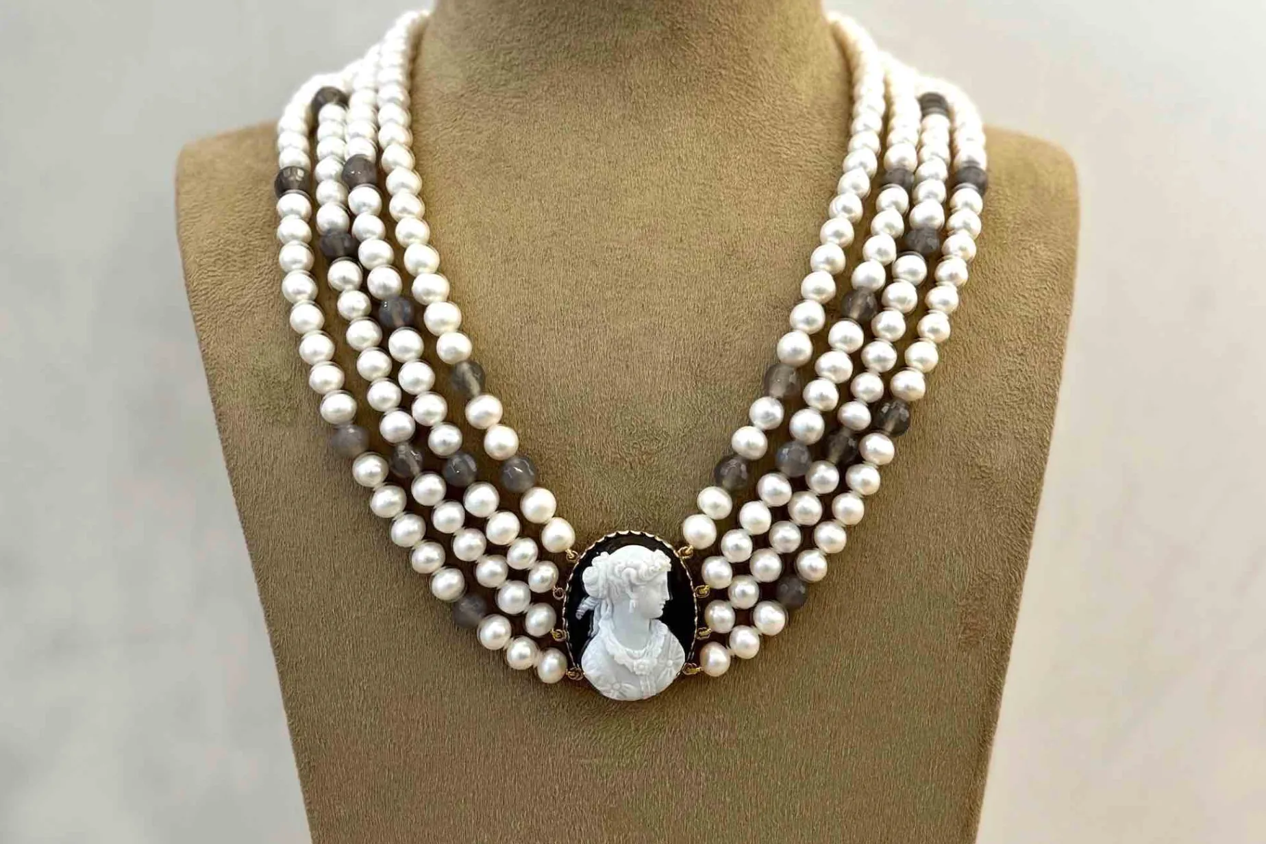 Bottazzi Blondeel Collier camée agate et perles d’eau douce en or Clearance